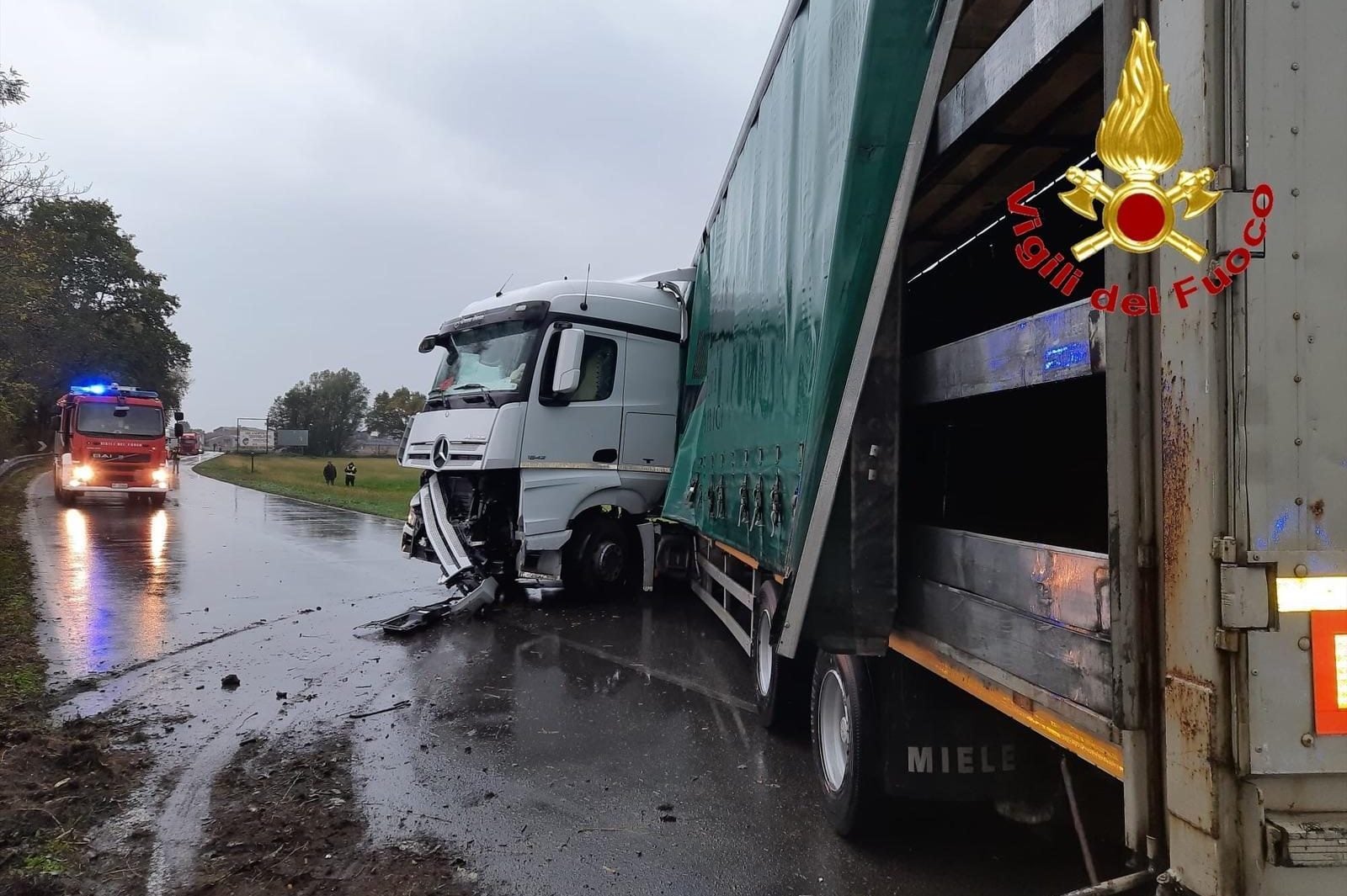 Milano, incidente frontale tra auto e camion a causa del maltempo: due ...