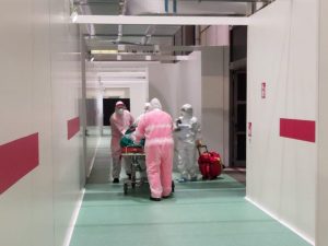 L’arrivo dei primi pazienti all’ospedale in Fiera a Milano