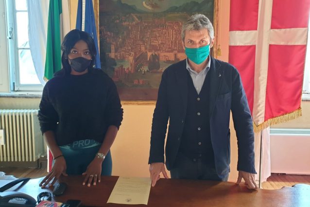 L’atleta Danielle Madam e il sindaco di Pavia Fabrizio Fracassi (Fonte: Facebook)