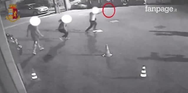 Un frame del video della sparatoria fuori dalla discoteca di Rho