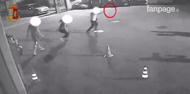 Un frame del video della sparatoria fuori dalla discoteca di Rho