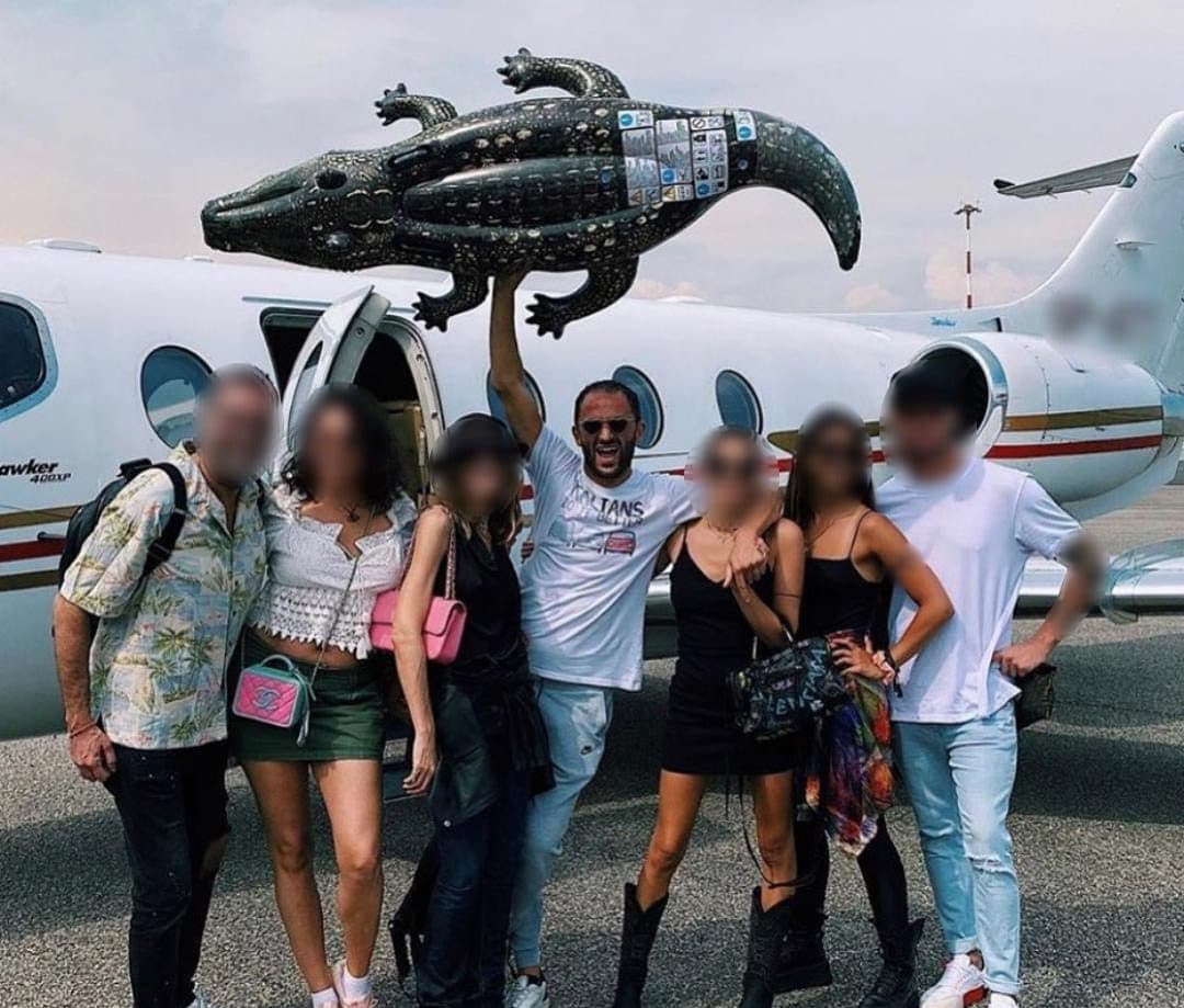 Alberto Genovese con alcuni amici (foto Facebook)