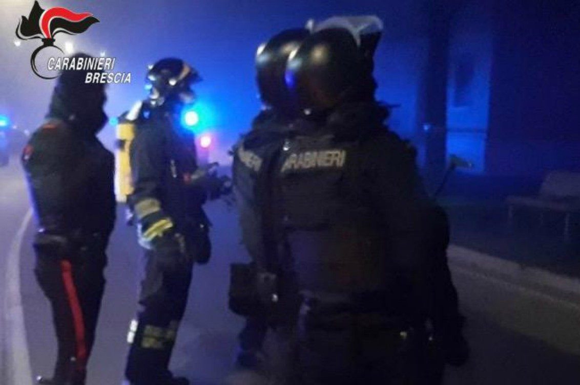 I carabinieri di Brescia durante la negoziazione