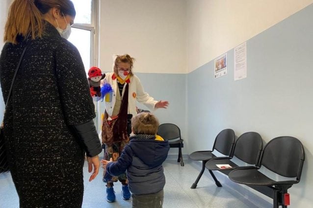I clown infermieri al centro vaccinale di Baggio
