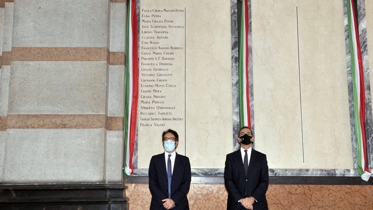 Il presidente del consiglio comunale di Milano Lamberto Bertolè e il sindaco Giuseppe Sala durante l’evento per l’iscrizione di 18 nuovi benemeriti al Famedio.