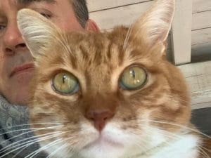 Alessandro V. e il suo gatto Arturo (Foto da Facebook)