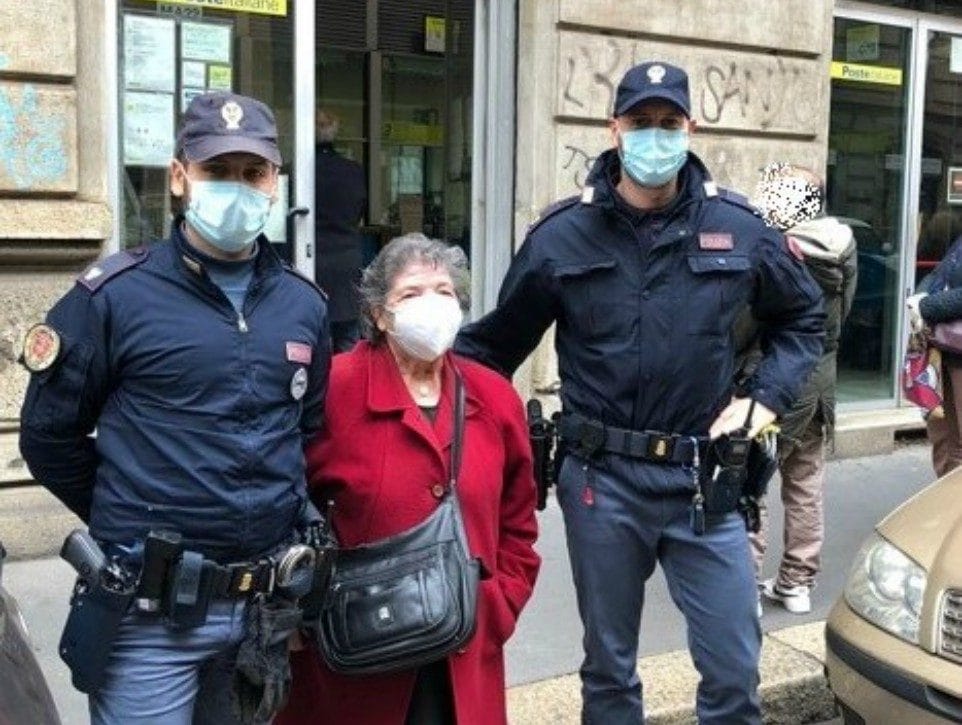 La signora Giovanna e i poliziotti che l’hanno aiutata (Foto: Questura di Milano)
