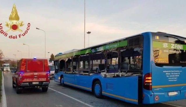 L’autobus sul quale viaggiavano i ragazzi feriti
