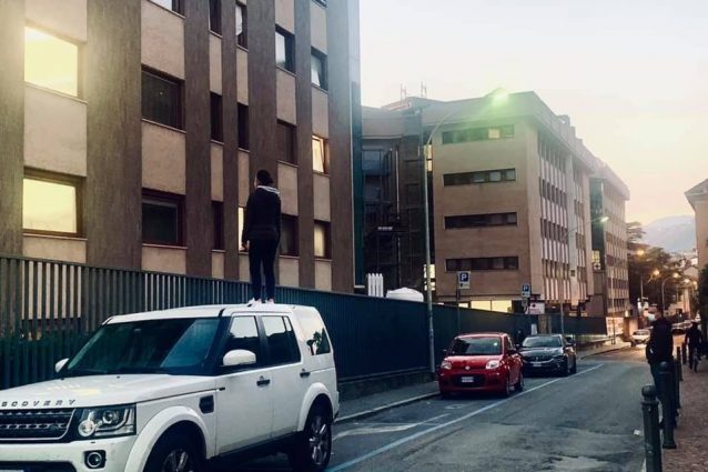 La ragazza sul tetto di una macchina che saluta la madre ricoverata per Covid all’ospedale Valduce (Fonte: Facebook)
