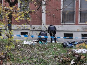 I rilievi nel cortile dove è stata trovata la vittima (Foto: MiaNews)