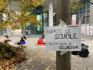 La protesta di alcuni studenti sotto la sede della Regione Lombardia