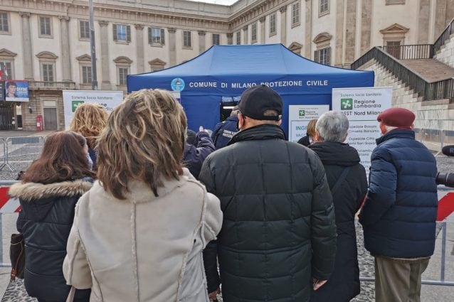La fila davanti al tendone di Piazza Duomo (MiaNews)