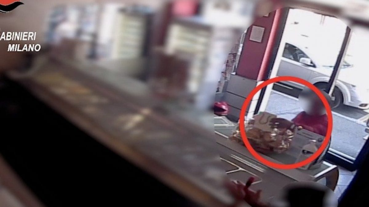 Un frame del video che riprende l’estorsione al proprietario della gelateria (Fonte: Carabinieri)