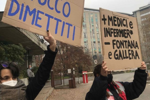 Il flash mob organizzato da alcuni dipendenti degli ospedali San Carlo e San Paolo