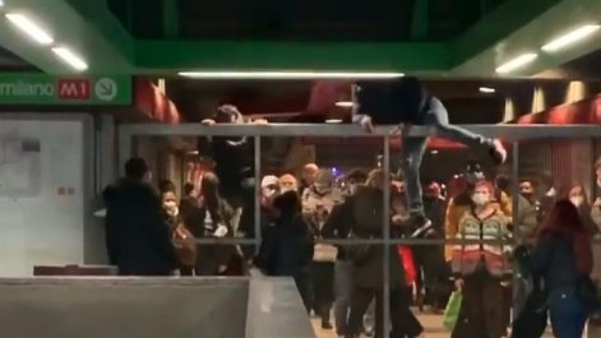 Un frame del video in cui alcuni ragazzi scavalcano le barriere della metro (Fonte: Instagram)