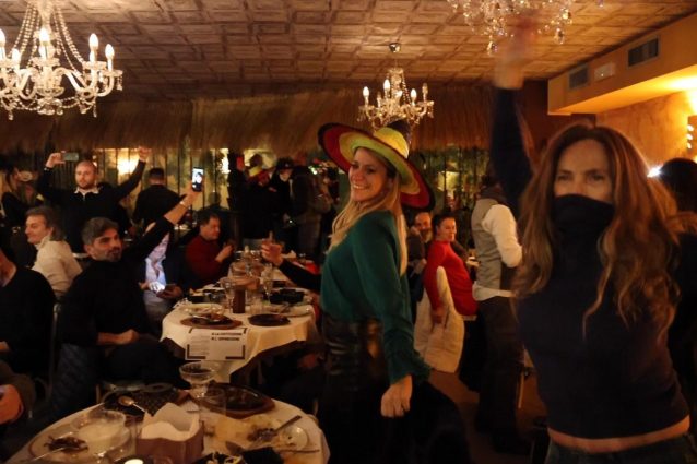 Una foto della festa di ieri sera in un ristorante di Milano (Fonte: Fanpage.it)