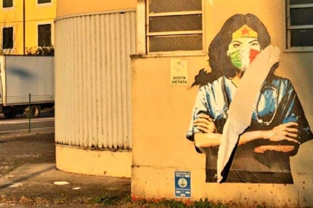 Il murales dell’infermiera Wonder Woman (Fonte: Facebook)
