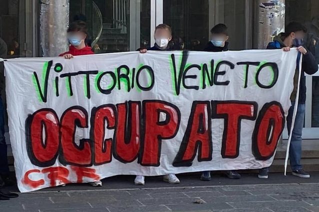 L’occupazione dei ragazzi del liceo "Vittorio Veneto" di Milano (Fonte: Facebook)