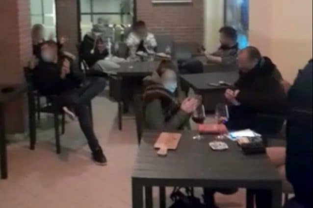 Alcuni clienti seduti fuori dal bar multato (Fonte: Facebook)