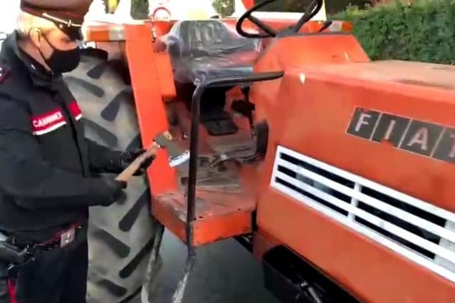 L’accetta e il trattore utilizzati dall’uomo (Fonte: carabinieri di Brescia)