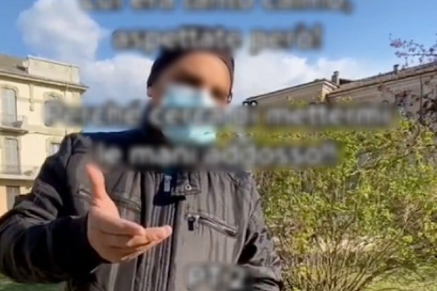 L’uomo che ha invitato le due ragazze a non baciarsi (Fonte: TikTok)