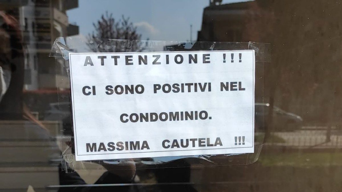 Il cartello fuori dal condominio (Fonte: Nadia Andrisano)