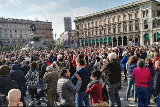 La manifestazione di ieri in Piazza Duomo a Milano (Fonte: Facebook)