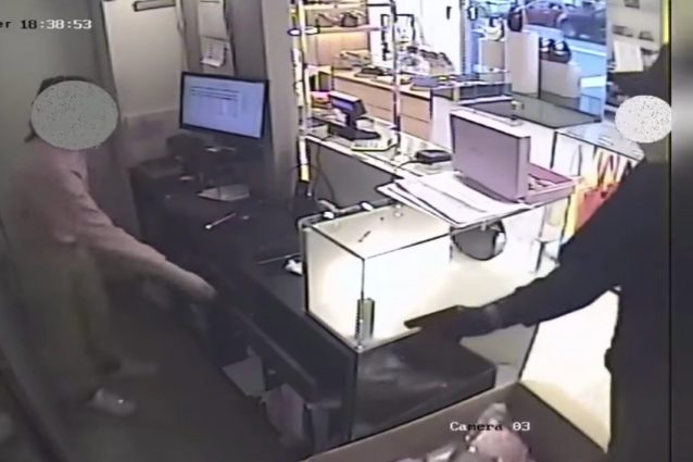 Un frame del video del rapinatore in azione (Fonte: Questura)