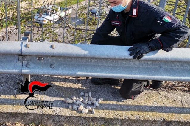 Sassi dal cavalcavia (Fonte: carabinieri di Brescia)