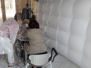 La stanza degli abbracci nella casa di riposo Pertusati