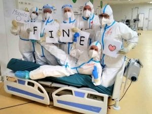 Un gruppo di infermieri festeggia la chiusura di un modulo dell’ospedale in Fiera a Milano (Foto: Sveva Luraschi via Facebook)