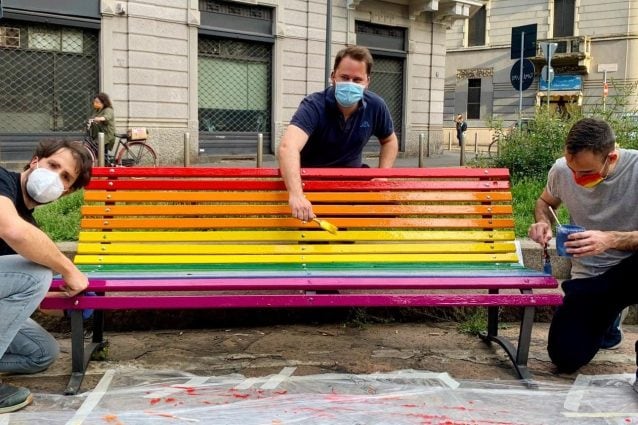 Le panchine arcobaleno a Milano (Fonte: Facebook Angelo Turco)