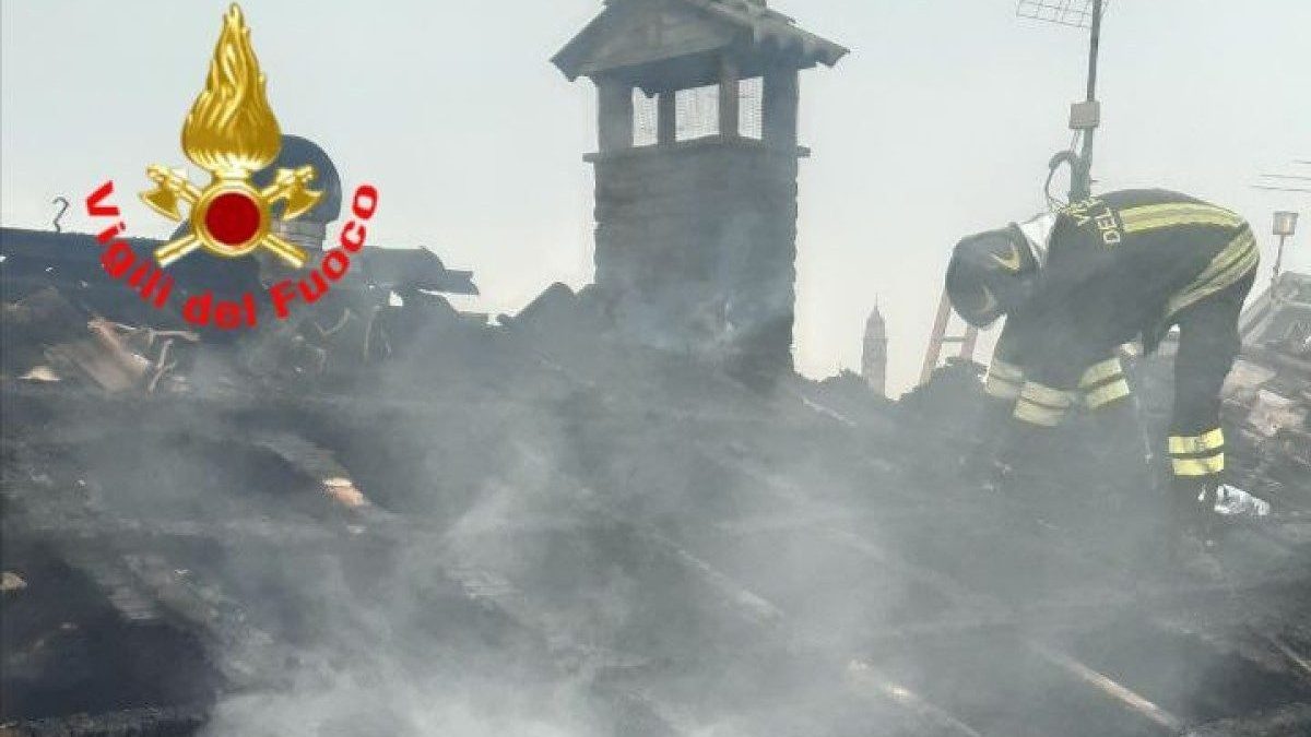 I vigili del fuoco dopo aver spento l’incendio (Fonte: vigili del fuoco)