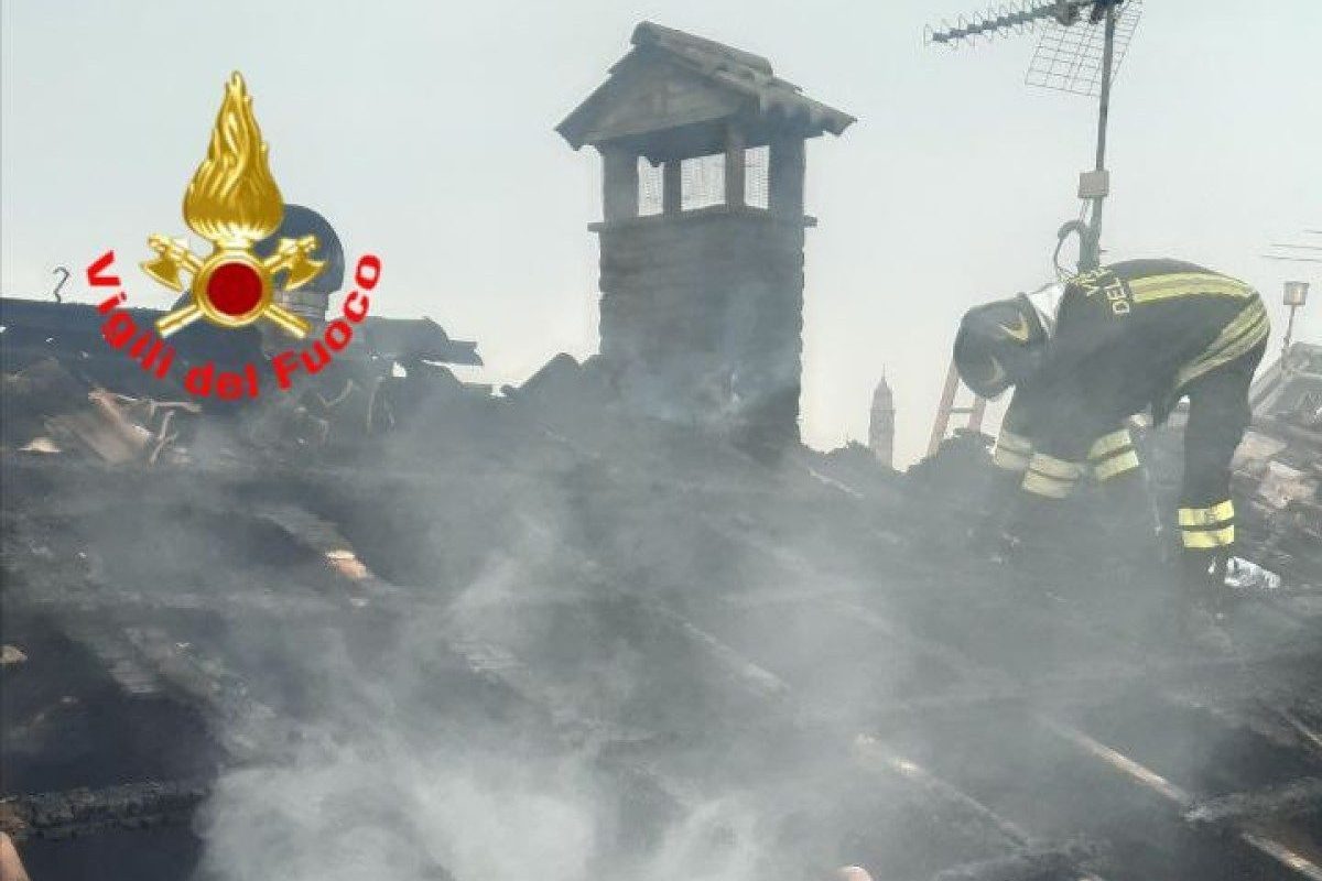 I vigili del fuoco dopo aver spento l’incendio (Fonte: vigili del fuoco)