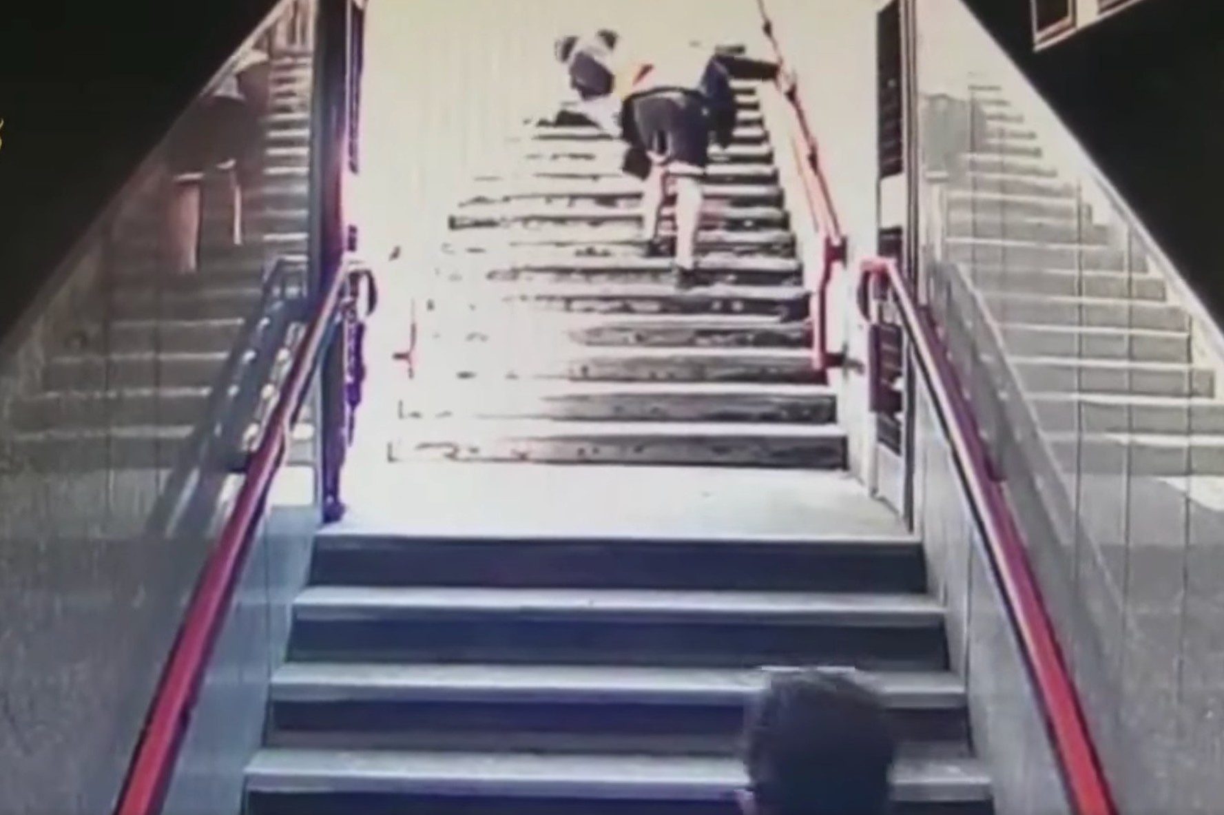 Un frame del video dello scippo (Fonte: Questura di Milano)