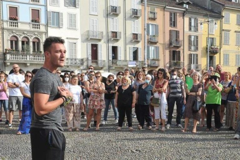 Marco Natali in mezzo alla manifestazione di Lodi. Foto de Il Cittadino di Lodi.