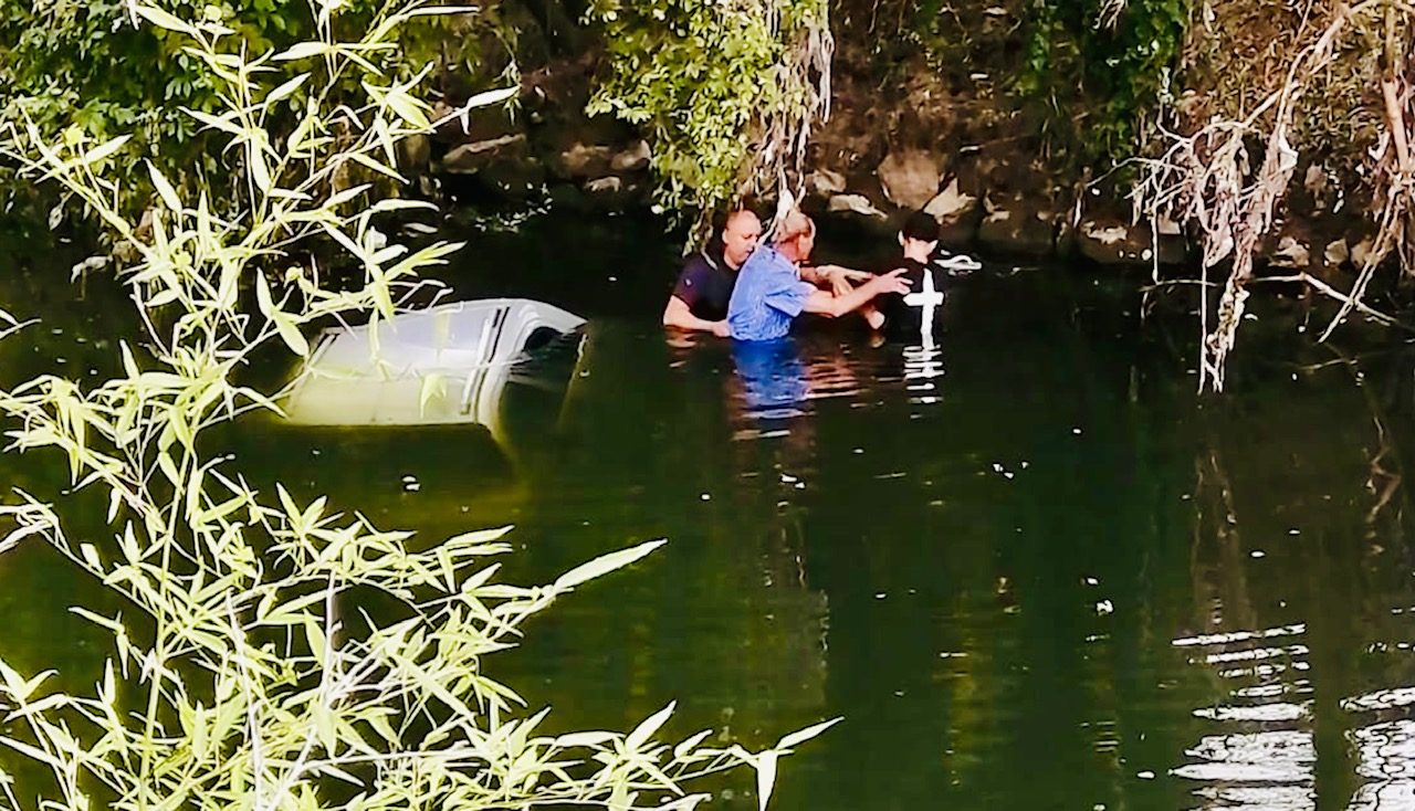 L’anziano mentre viene riportato a riva (Fonte: Comune di Rozzano)