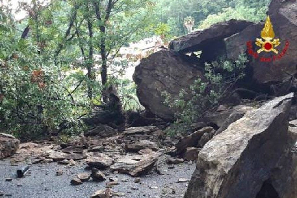 La frana che ha isolato la frazione di Orascio, in provincia di Varese (Fonte: Vigili del Fuoco)