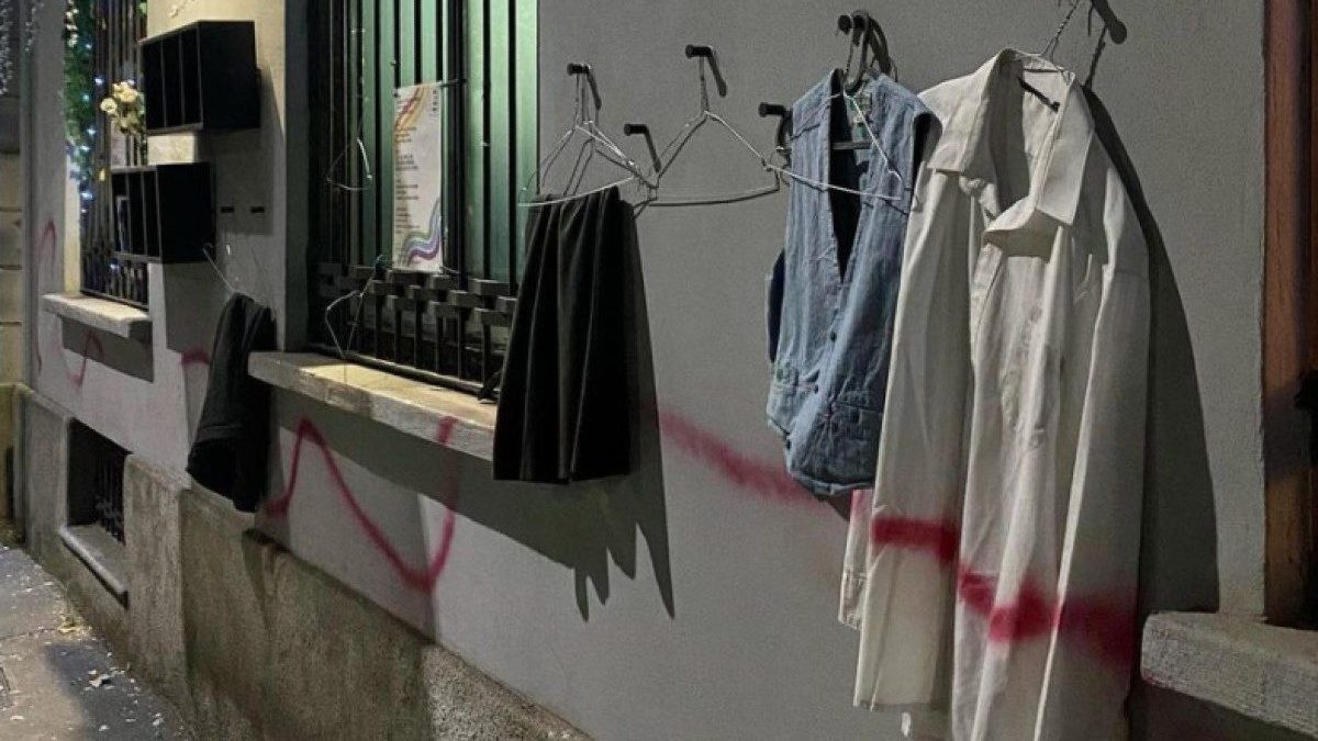 Il muro della gentilezza a Milano (Fonte: Facebook Tempio del futuro perduto)