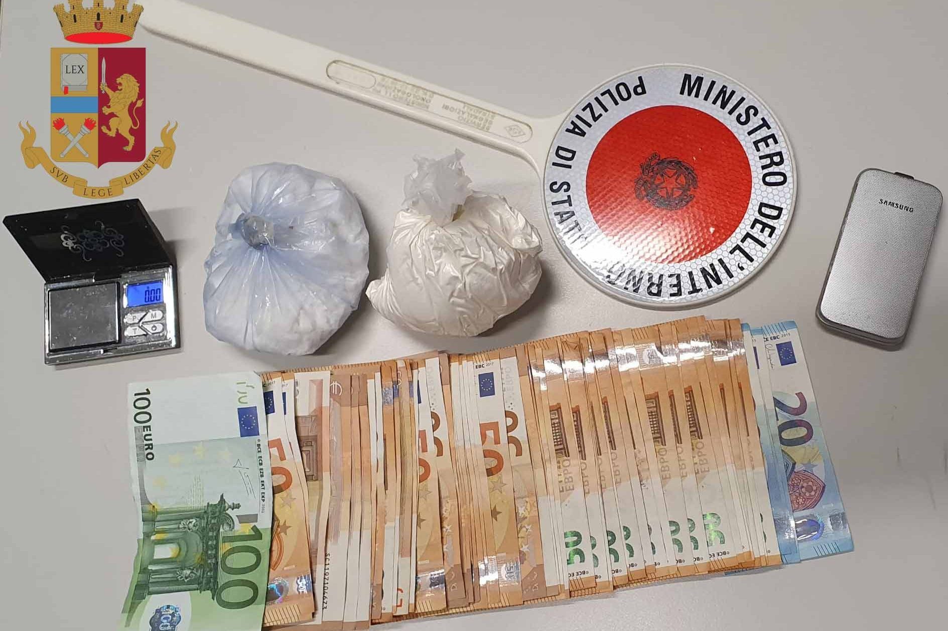 Il materiale sequestrato al 71enne (Fonte foto: Polizia)