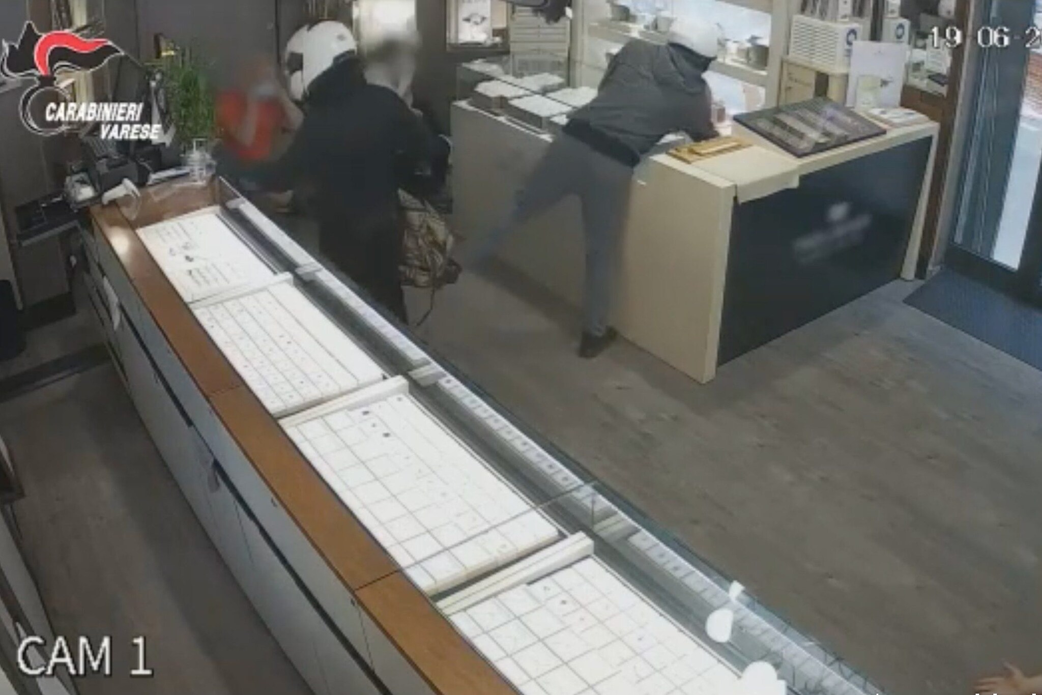 Un frame del video della rapina (Fonte: Carabinieri di Varese)