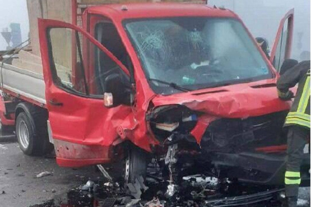 Il furgone dopo l’incidente (Fonte: Vigili del fuoco)