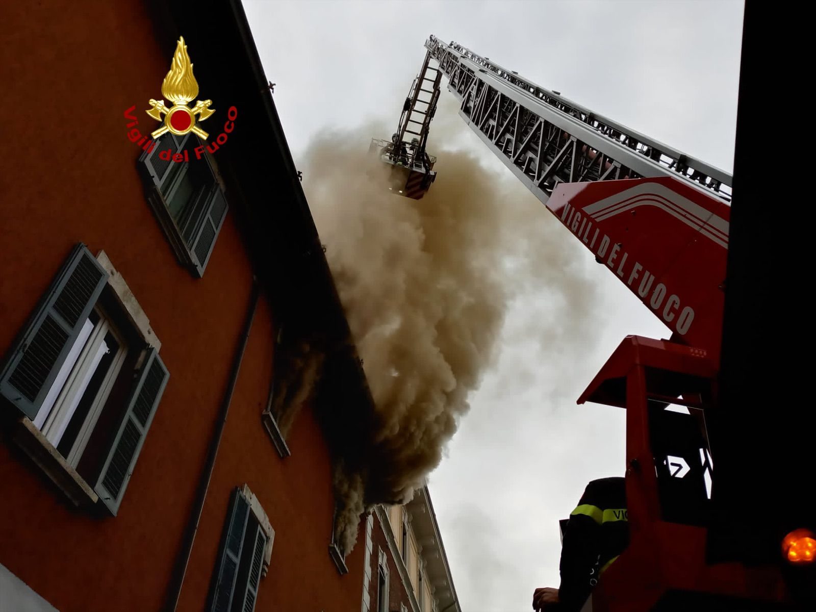 L’appartamento in fiamme (Foto: Vigili del fuoco)
