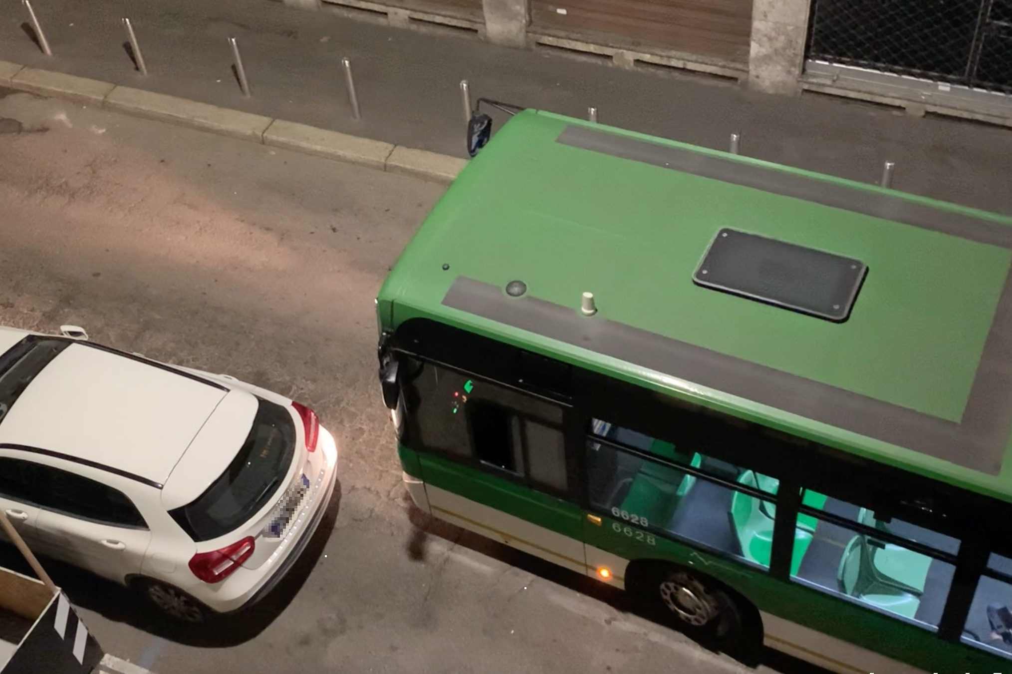 L’autobus bloccato dal suv posteggiato in mezzo alla strada (Foto: Fanpage.it)