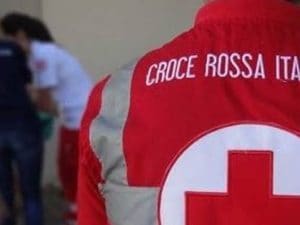 Portano a casa cibo per i poveri e a loro danno alimenti scaduti: indagati 10 volontari della Croce Rossa di Cantù