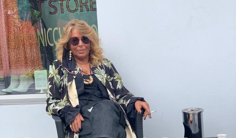 Nessuno riesce ad aprire la sua porta, Teresa è l'unica che muore nell