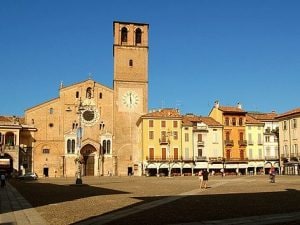 Piazza_duomo_lodi-300x225.jpeg