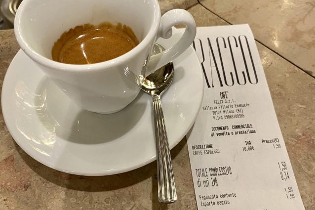 Perché si parla di nuovo dei prezzi del bar-ristorante di Cracco in galleria a Milano