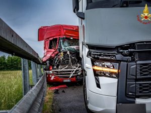 Due camion si scontrano lungo l’autostrada A4, morto un uomo: code per 7 km verso Milano