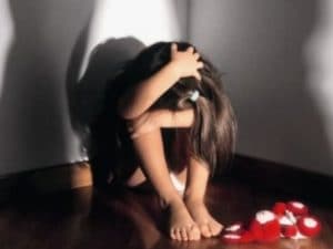 Bimba resta incinta per colpa degli abusi del padre nel Bresciano: lui la violentava di continuo da anni